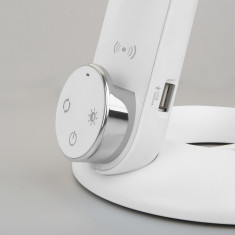 Светодиодная настольная лампа с беспроводной зарядкой 80428/1 белый &mdash; Multielectrika