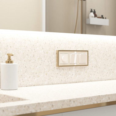 Розетка влагозащ. с зазем. с защит. крышкой и шторками (айвори акрил) W1171243 — Multielectrika