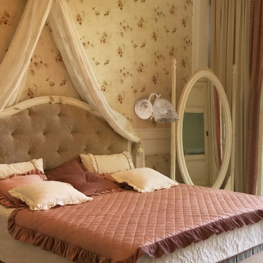 НАСТЕННЫЙ СВЕТИЛЬНИК СО СТЕКЛЯННЫМ ПЛАФОНОМ 22010/1 белый с золотом &mdash; Multielectrika