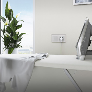 Умная встраиваемая розетка с заземлением с защитными шторками (серебряный) W1171606 &mdash; Multielectrika