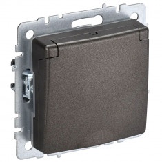 Розетка с заземлением с защитными шторками и крышкой 16А IP20 IEK Brite РСбш10-3-БрТБ темная бронза &mdash; Multielectrika