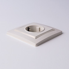 Розетка с заземлением и шторками (слоновая кость) W1171103 &mdash; Multielectrika