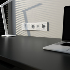 Рамка из поликарбоната на 5 постов Hammer белый W0052401 &mdash; Multielectrika