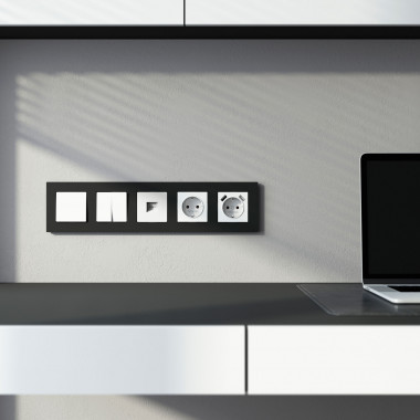 Розетка с заземлением и шторками (белая) W1171101 &mdash; Multielectrika