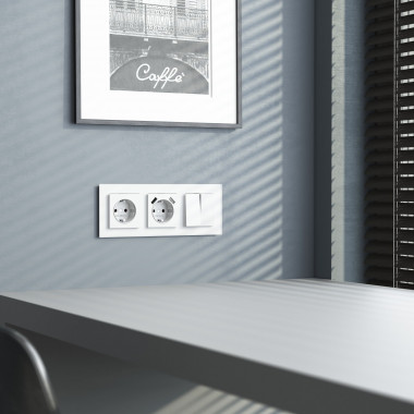 Рамка из стекла на 3 поста Favorit белый матовый W0031105 &mdash; Multielectrika