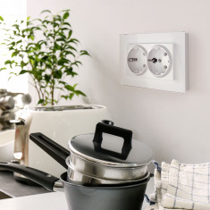 Рамка из стекла для двойной розетки Favorit белый W0081101 &mdash; Multielectrika
