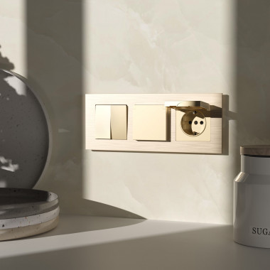 Розетка влагозащ. с зазем. с защит. крышкой и шторками N (шампань) W1171211 &mdash; Multielectrika