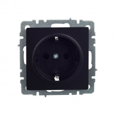 Розетка с заземлением с защитными шторками 16А IEK Brite РСР14-1-0-БрЧ черная &mdash; Multielectrika