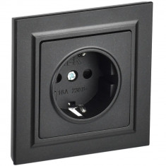 Розетка с заземлением с защитными шторками 16А в сборе IEK Brite РСР14-1-0-БрЧ черная &mdash; Multielectrika