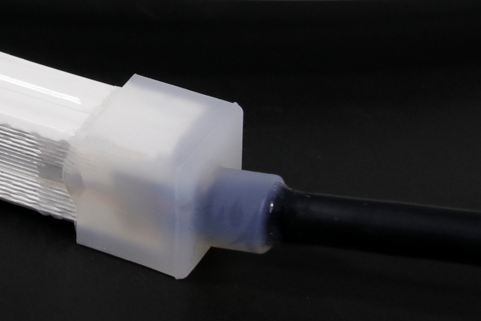 Силиконовая заглушка с выводом под провод, белая, END-1220-C-WH фото 1 — Multielectrika