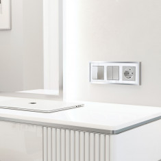 Рамка из металла на 3 поста Baguette белый/серебро W0032850 &mdash; Multielectrika