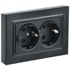 Розетка двойная с заземлением с защитными шторками 16А в сборе IEK Brite РСш12-3-БрЧ черная &mdash; Multielectrika