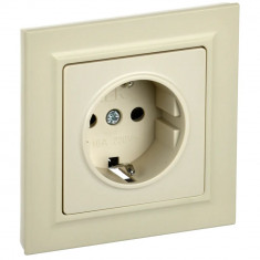 Розетка с заземлением с защитными шторками 16А в сборе IEK Brite РСР14-1-0-БрКр бежевая &mdash; Multielectrika