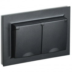 Розетка двойная с заземлением с защитными шторками и крышкой 16А в сборе IP44 IEK Brite РСбш12-3-44-БрЧ черная &mdash; Multielectrika