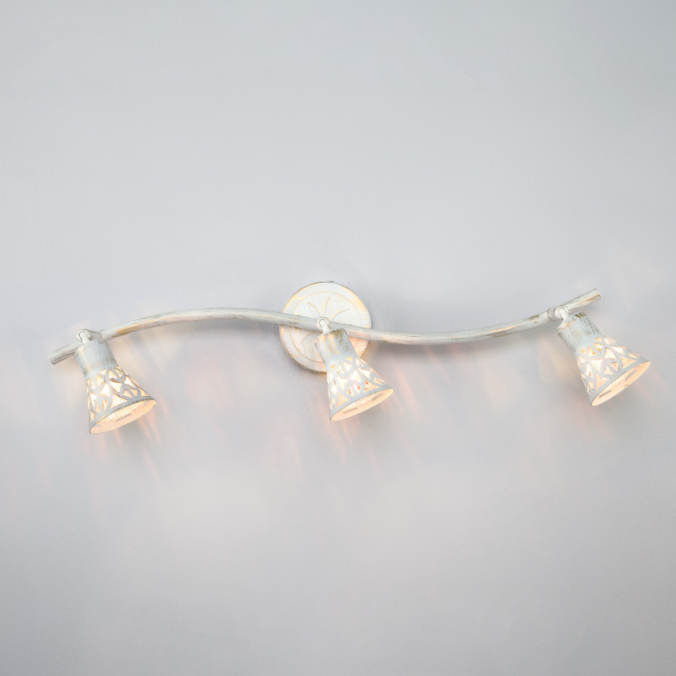 Настенный светильник с металлическими плафонами 20027/3 белый с золотом фото 1 &mdash; Multielectrika