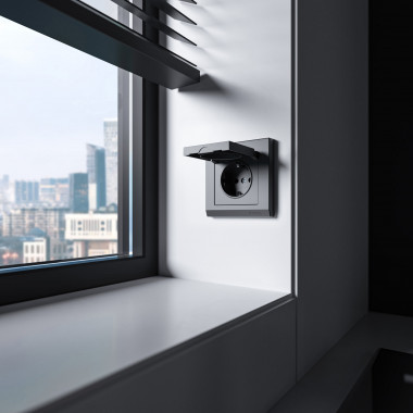 Розетка влагозащ. с зазем. с защит. крышкой и шторками N (графит матовый) W1171264 — Multielectrika