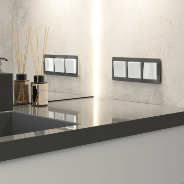 Розетка влагозащ. с зазем. с защит. крышкой и шторками (белый акрил) W1171241 &mdash; Multielectrika