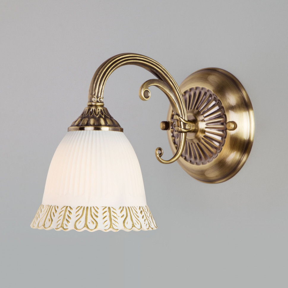 Бра со стеклянным плафоном 60107/1 античная бронза фото 1 &mdash; Multielectrika