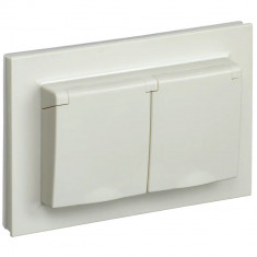 Розетка двойная с заземлением с защитными шторками и крышкой 16А в сборе IP44 IEK Brite РСбш12-3-44-БрКр бежевая &mdash; Multielectrika