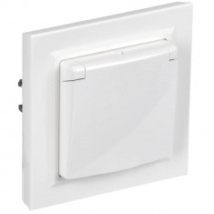 Розетка с заземлением с защитными шторками и крышкой 16А IP44 в сборе IEK Brite РСбш10-3-44-БрБ белый &mdash; Multielectrika