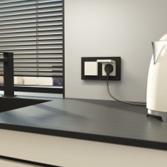 Розетка с заземлением и шторками c крышкой IP44 N (айвори матовый) W1171262 &mdash; Multielectrika