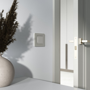 Сенсорный выключатель одноклавишный с подсветкой (дымчатый) W4512014 &mdash; Multielectrika