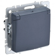 Розетка с заземлением с защитными шторками и крышкой 16А IP20 IEK Brite РСбш10-3-БрМ маренго &mdash; Multielectrika