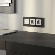 Рамка из металла на 3 поста АluMax черный алюминий W0033508 &mdash; Multielectrika