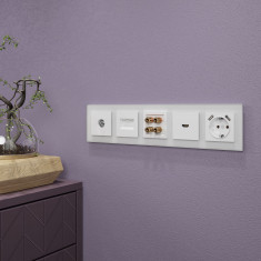 Рамка из стекла на 5 постов Favorit белый матовый W0051105 &mdash; Multielectrika
