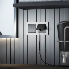 Розетка влагозащ. с зазем. с защит. крышкой и шторками (Hammar черный) W1271208 &mdash; Multielectrika