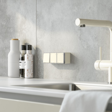 Розетка влагозащ. с зазем. с защит. крышкой и шторками Gallant слоновая кость W5071203 &mdash; Multielectrika